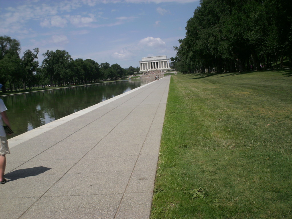 Walk to the Lincoln Memorial